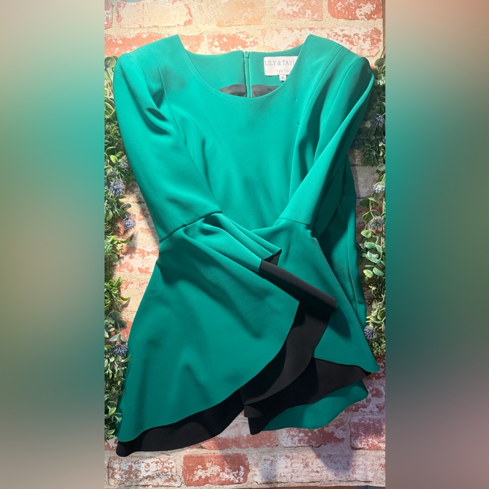 Lily & Taylor Bell Sleeved Emerald Green Set